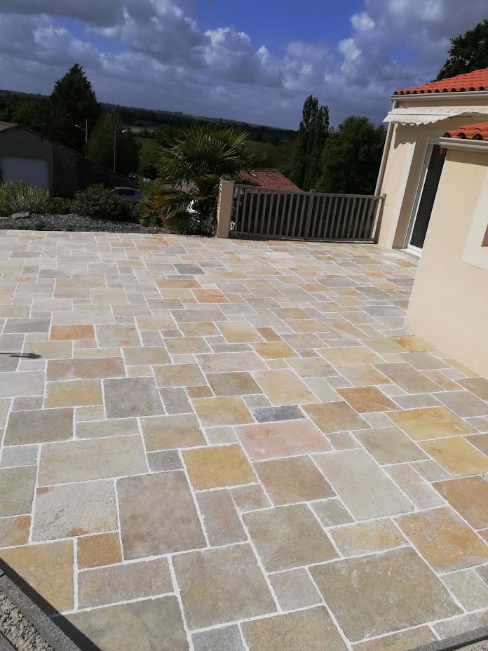 Terrasse en pierre beige