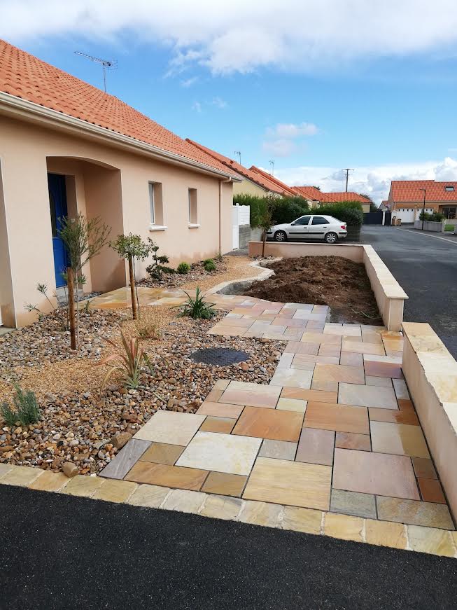 Allée de maison en pierre beige