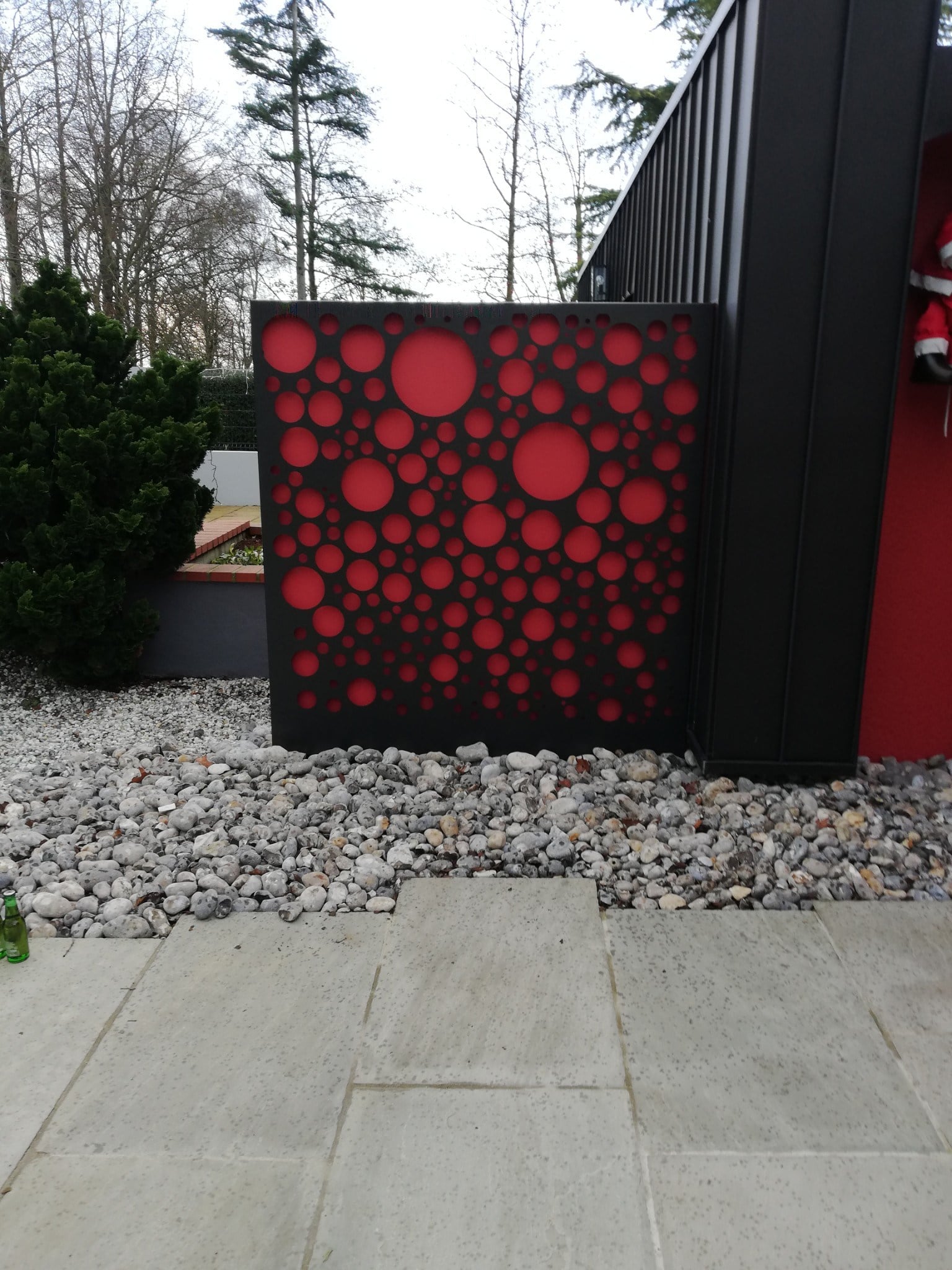 mur décoratif rouge et noir